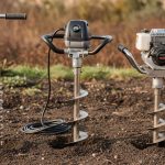 Comparatif visuel de trois tarières de jardin posées côte à côte sur un sol extérieur : un modèle manuel, un modèle électrique avec câble et un modèle thermique.
